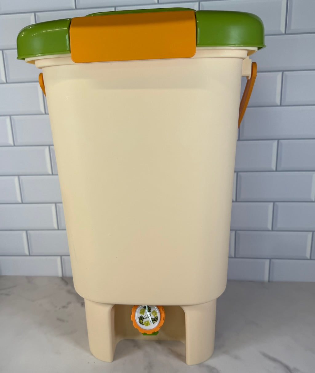 Close up image of the outside of the 15L Bokashi bin